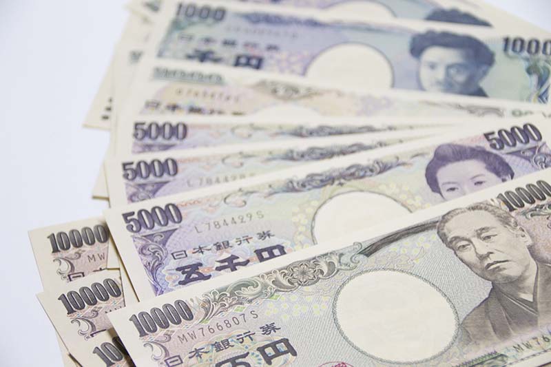 50代の女性にプレゼントするお財布の相場は1?5万円