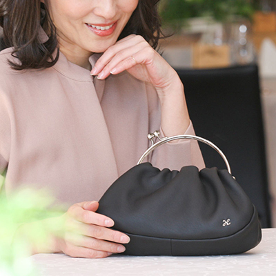 60代女性にはお出かけやフォーマルシーンなどTPOに合わせたフォーマルバッグがおすすめ