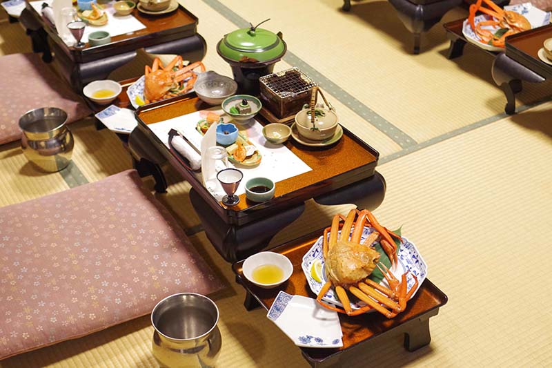 60代の同窓会料亭などお座敷が会場の場合は、脚が楽な服装や立ち居が楽にできる服装を