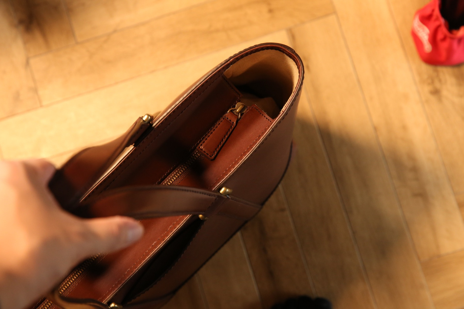 天面ファスナーを閉じたTRATTO TOTE
