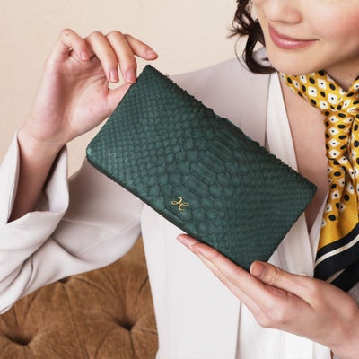 傳濱野】幸福感あふれるゴールド金具をあしらった。パイソン革の 