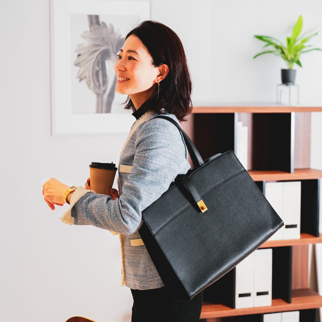 傳濱野】かっちりシルエットでA4サイズが楽々出し入れできる、品格と