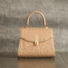 【傳濱野】《Luxury Line》ジュエリーライクなオーストリッチに、王室愛用モデル金具を添えたワンハンドルバッグAlicia Struzzo（アリシアストラッツォ）