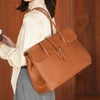【傳濱野】日々を共に歩む、“素肌”仕立て。日本女性のためのA4ビジネスフラップトートHelena（ヘレナ）